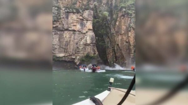 Roca gigante aplasta a turistas en paseo de lanchas