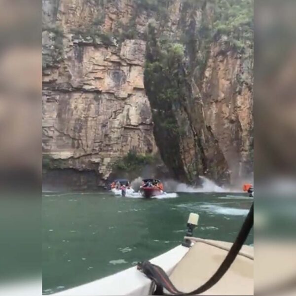 Roca gigante aplasta a turistas en paseo de lanchas