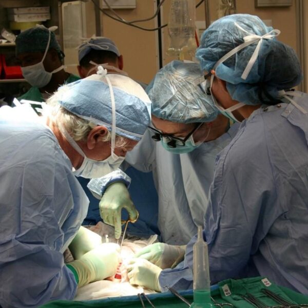 Niegan a joven trasplante de corazón por no estar vacunado contra el Covid-19