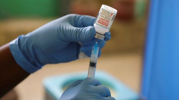 Inicia Moderna ensayos de su vacuna de refuerzo específicamente contra Ómicron