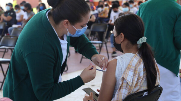 Autorizan el refuerzo de vacunas contra covid-19 en adolescentes de 12-15 años