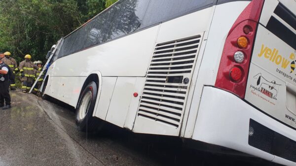 Derrapa autobús turístico en el libramiento de Cancún.