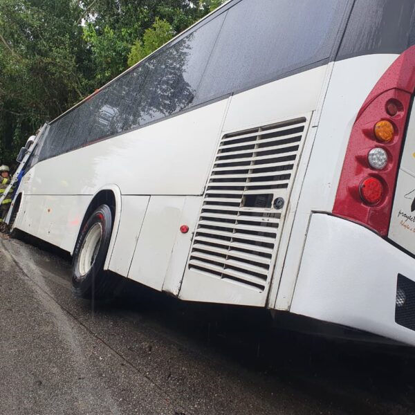 Derrapa autobús turístico en el libramiento de Cancún.