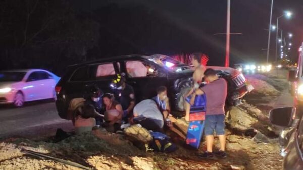 Salen disparadas por el quemacocos en choque en Playa del Carmen.