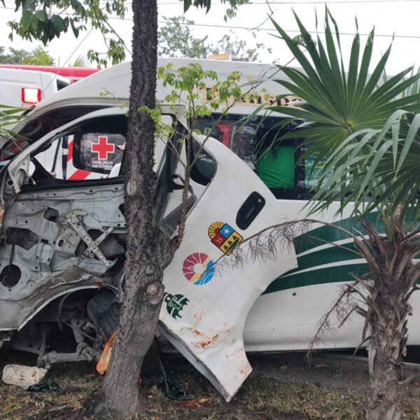 Choca combi de pasajeros contra un árbol en la Región 247 de Cancún