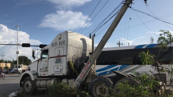 Trailero provoca carambola en la avenida López Portillo.
