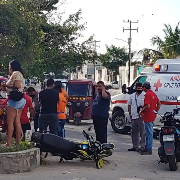 Chocan motocicleta y mototaxis en avenida Los Tules; ambos conductores lesionados.