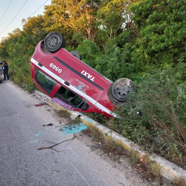 Vuelca taxista de Isla Mujeres en el Arco Norte.