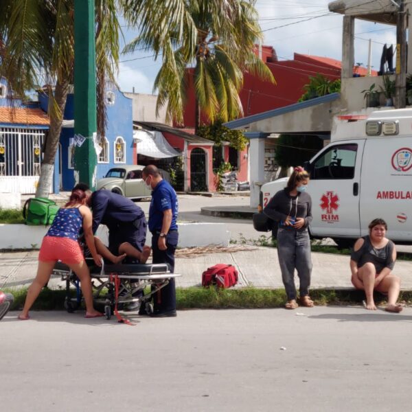 Embisten a pareja en moto en la Región 233 de Cancún (VIDEO).