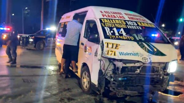 Combi de TTE embiste a una patrulla en la Región 94 de Cancún.