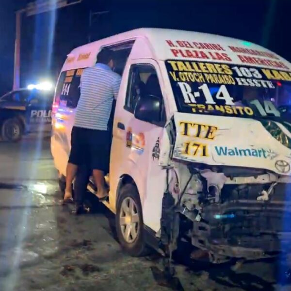 Combi de TTE embiste a una patrulla en la Región 94 de Cancún.