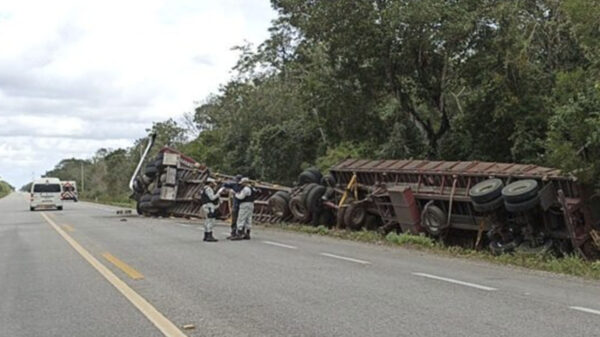 Accidente en tramo Tulum-Felipe Carrillo Puerto deja cuantiosos daños