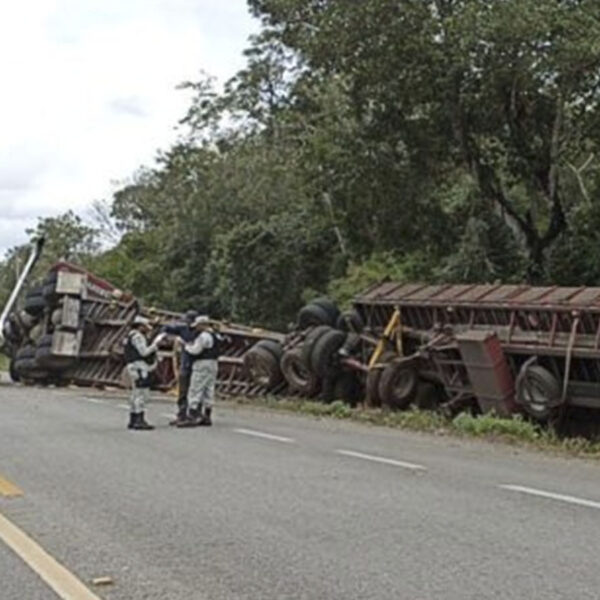 Accidente en tramo Tulum-Felipe Carrillo Puerto deja cuantiosos daños