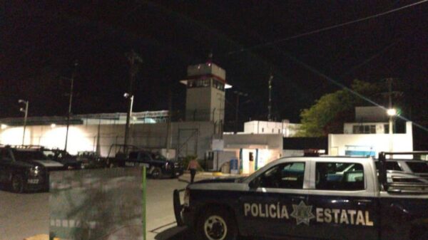 Decomisan droga, armas y celulares en la cárcel de Cancún.