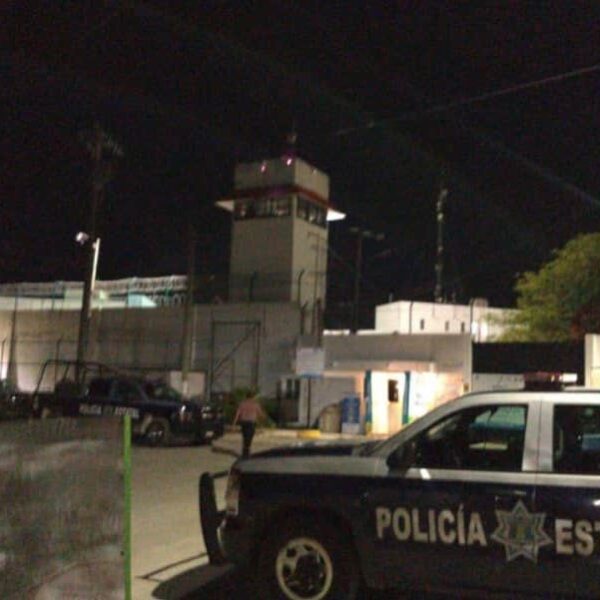 Decomisan droga, armas y celulares en la cárcel de Cancún.