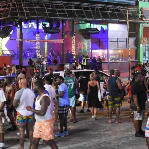 Suspenden actividades en bares y discotecas por semáforo amarillo.