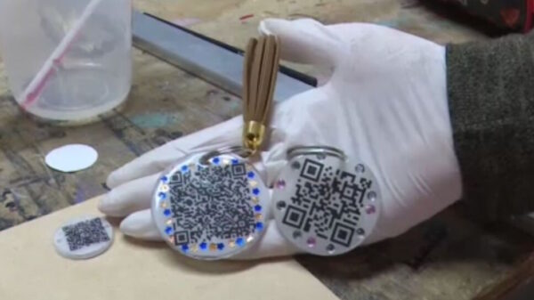 ¡Excelente! Crean pulseras con QR del certificado de vacunación