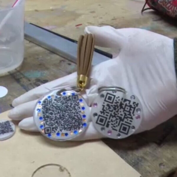 ¡Excelente! Crean pulseras con QR del certificado de vacunación