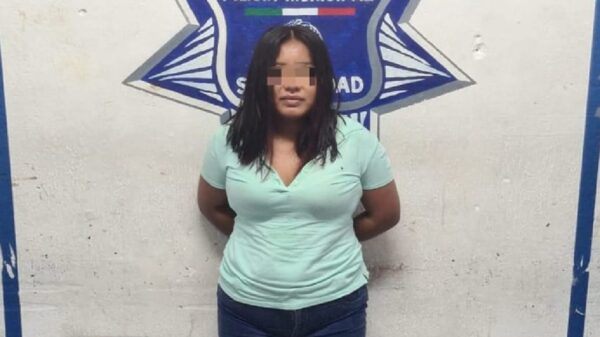 Detienen a mujer con arma y drogas en Villas del Sol.