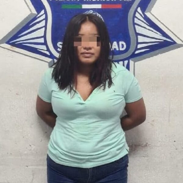 Detienen a mujer con arma y drogas en Villas del Sol.