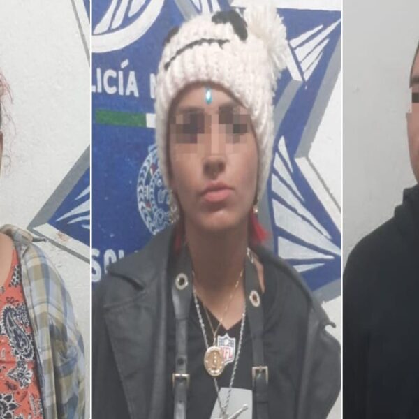 Iban armados en un mototaxi en Playa del Carmen.