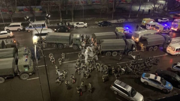 Se desata violenta protesta y deja cerca de 10 policías muertos