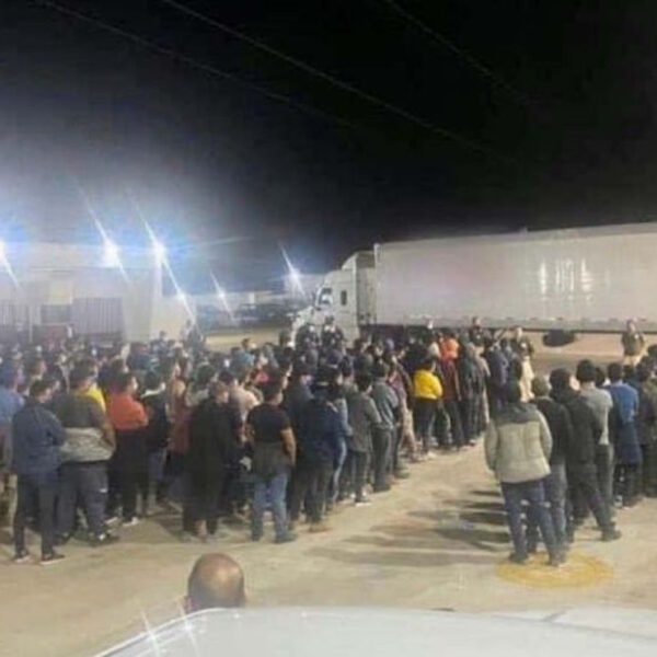 Localizan hacinados en un tráiler a 359 migrantes