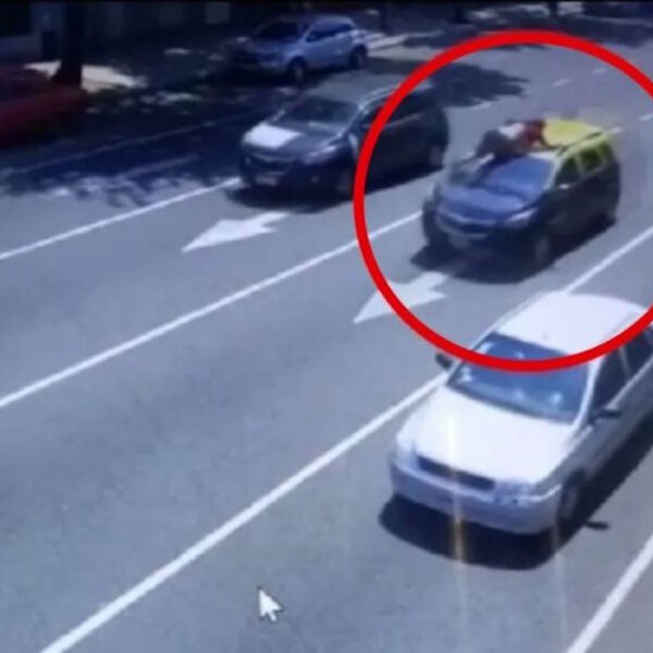 Taxista se resiste a robo, se aferra a su auto, lo arrastran y matan