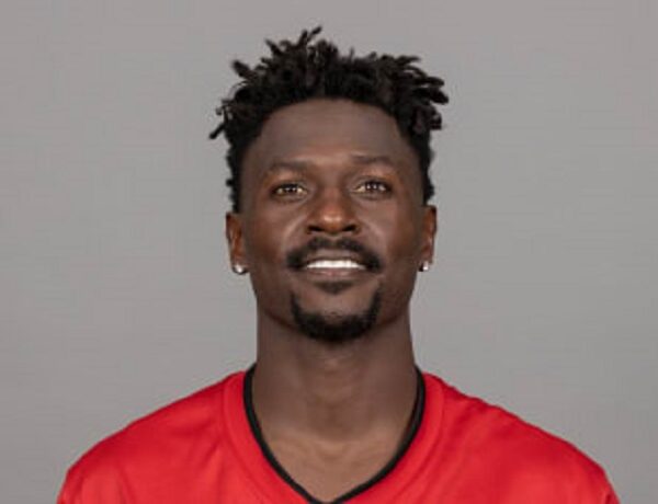 Jugador abandona partido y es despedido al instante