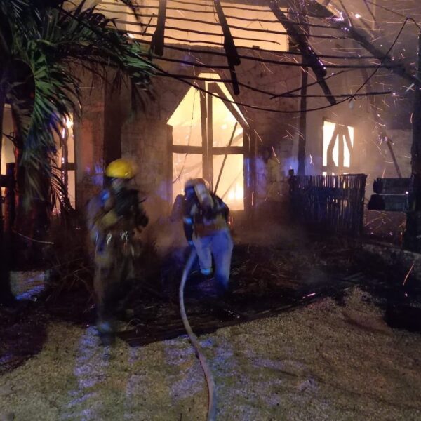 Incendio arrasa con el bar ‘Funky Burrito’ en Tulum.