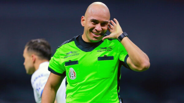 Árbitro detiene el partido para recuperarse del cansancio de correr