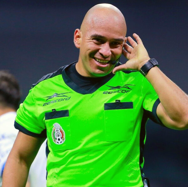 Árbitro detiene el partido para recuperarse del cansancio de correr