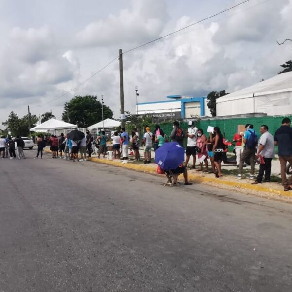 Aplicarán tercera vacuna de refuerzo contra Covid al personal de Salud.