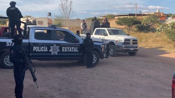 Hombres armados asesinan a tres policías municipales
