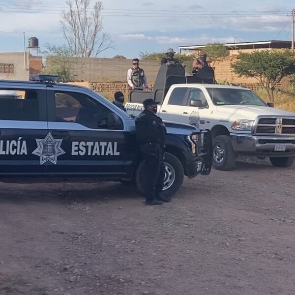 Hombres armados asesinan a tres policías municipales
