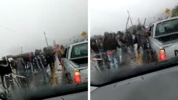 Manifestantes agraden a turista rusa en Oxchuc, Chiapas.