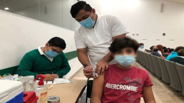 Anuncian jornada de vacunación para menores en Cancún.