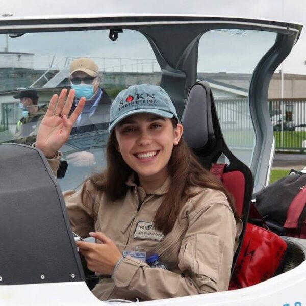 Joven Zara Rutherford de tan solo 19 años da la vuelta al mundo