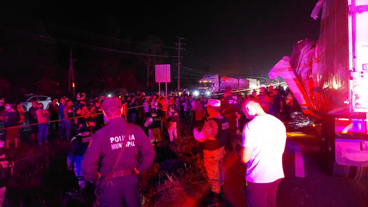 Evitan rapiña en tráileres accidentados en Tabasco; pobladores fueron contenidos por elementos de la Guardia Nacional que rodearon las unidades.