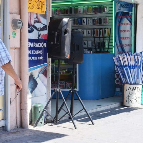 Prohíben a restaurantes colocar bocinas en la calle.