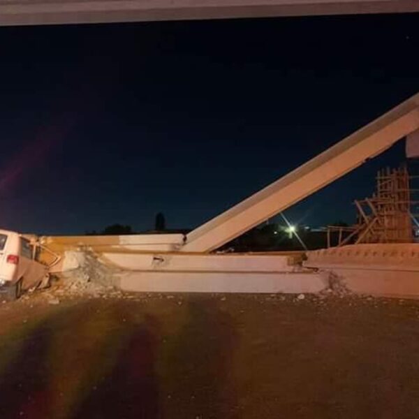 Colapsa puente en la autopista México-Pachuca.