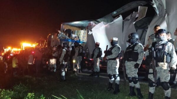 Evitar rapiña en tráileres accidentados en Tabasco.