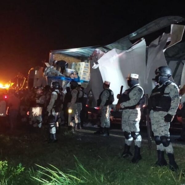 Evitar rapiña en tráileres accidentados en Tabasco.