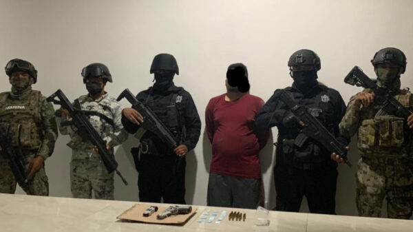 Detienen a presunto implicado en doble ejecución en Art Beach en Tulum.