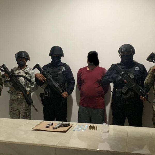 Detienen a presunto implicado en doble ejecución en Art Beach en Tulum.