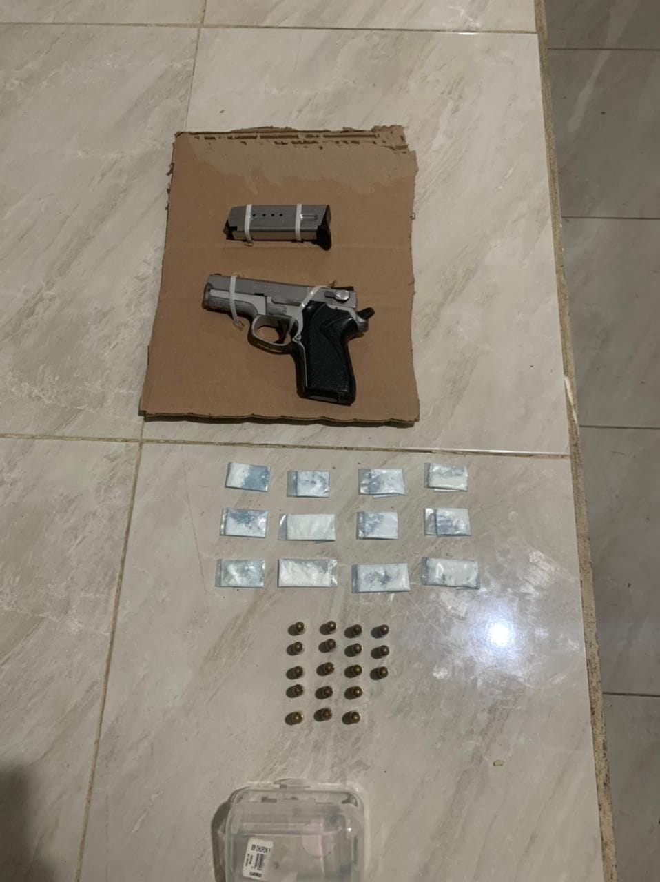 Detienen a presunto implicado en doble ejecución en Art Beach en Tulum; le decomisaron droga además de un arma de grueso calibre.