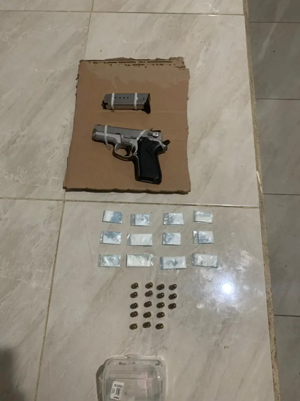 Detienen a presunto implicado en doble ejecución en Art Beach en Tulum; le decomisaron droga además de un arma de grueso calibre.