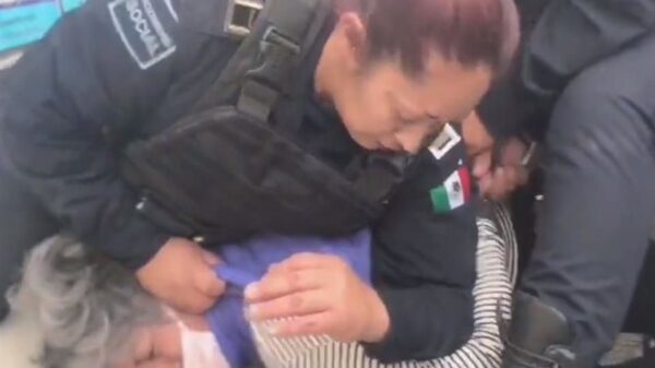 Policías someten con violencia a adultos mayores (VIDEO).