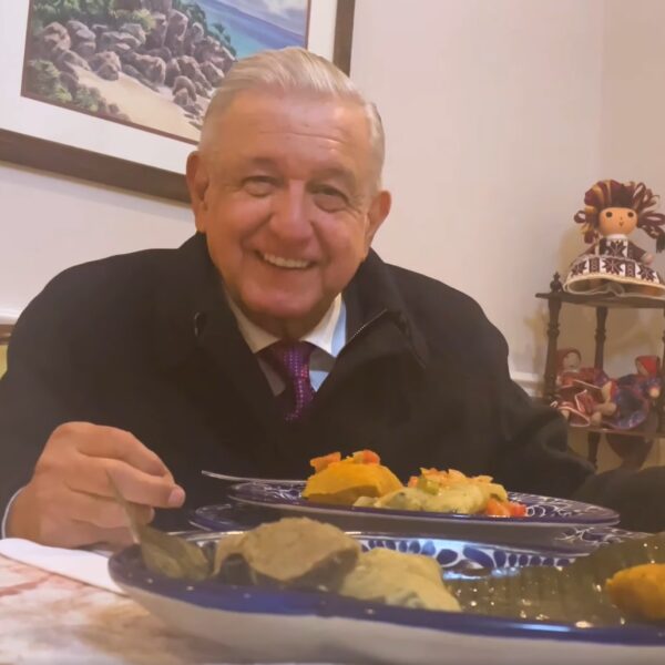 “No se hagan rosca”; celebra AMLO Día de la Candelaria