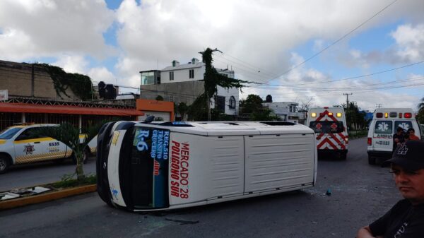 Accidente en la SM-510; se vuelca combi de servicio público